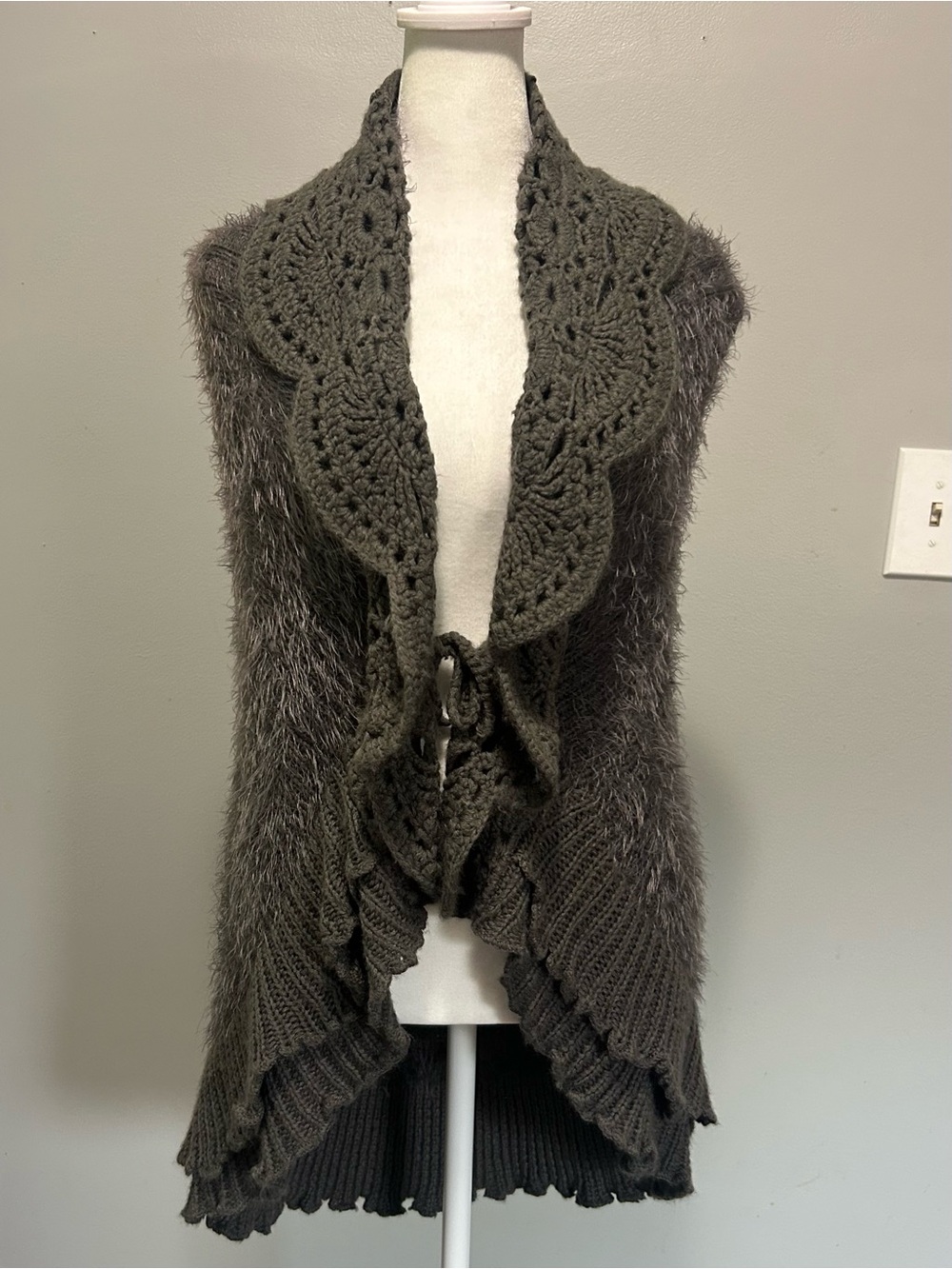 Gray Knit Open-Front Women's Eyelash Sweater Vest Scalloped Crochet Ruffle